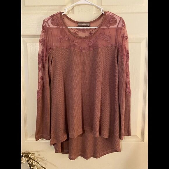 CUTE LACE AND THERMAL FABRIC BLOUSE - Picture 1 of 6